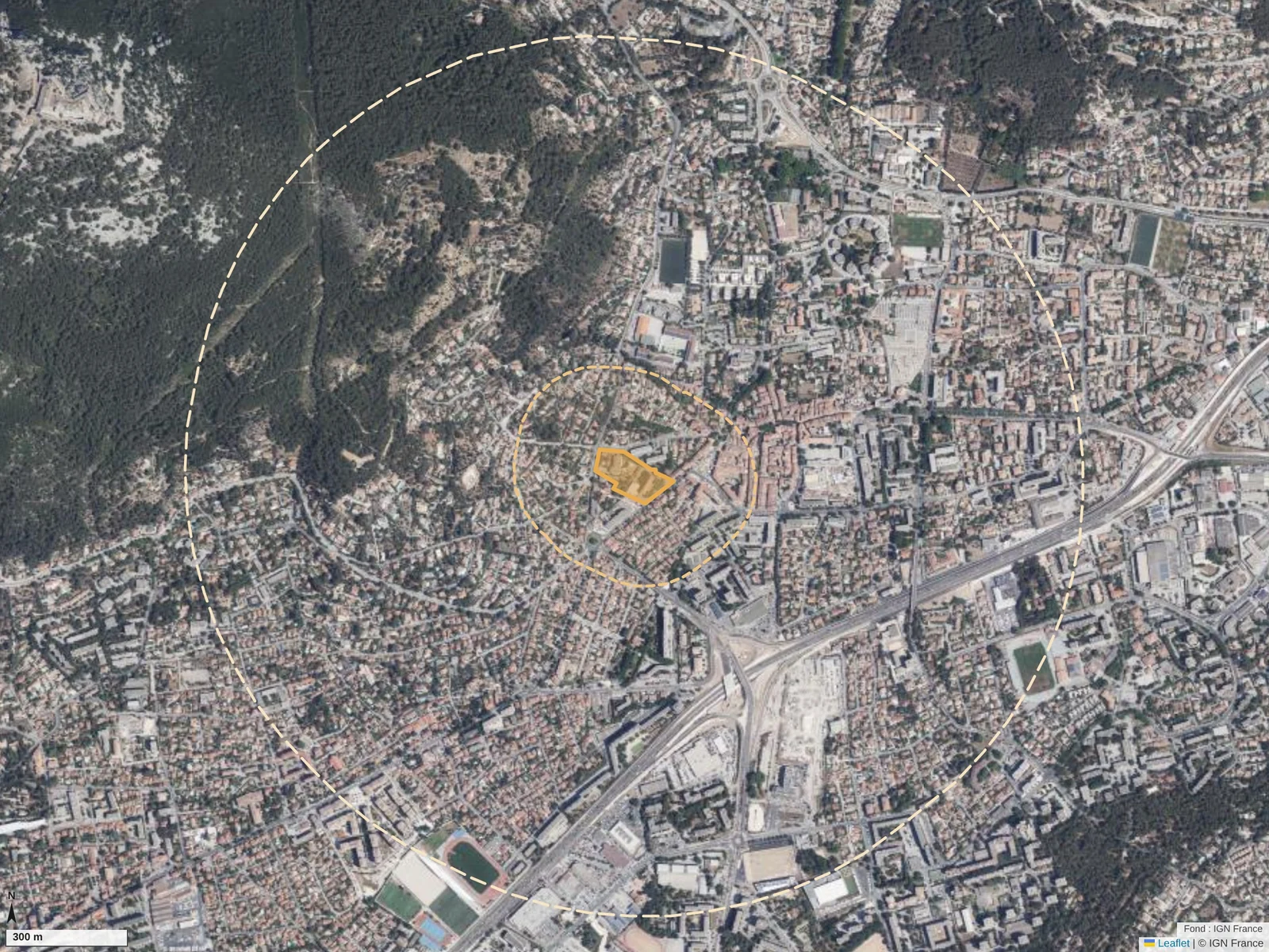 Vue aérienne de La Valette-du-Var montrant l’emprise du projet, l’aire rapprochée et l’aire éloignée dans les couleurs du prédiagnostic Contextual Satellites.